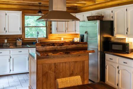Cozy 2 Bedroom Cabin Nestled In Wooded Hideaway Monterey Ngoại thất bức ảnh